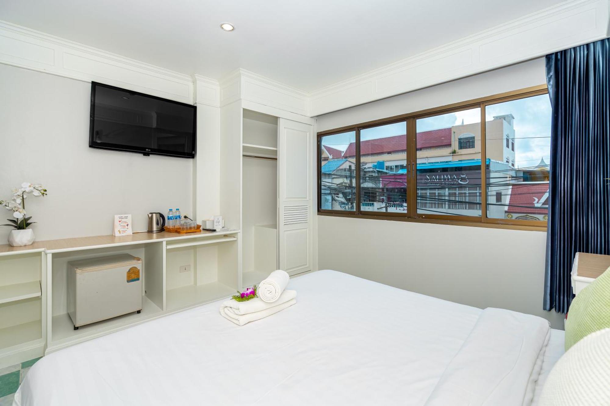 Patong Social Hotel & Restaurant Exterior photo
